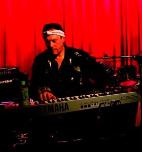 Gilles Snowcat, a singer songwriter from Belgium, plays a yamaha keyboard.