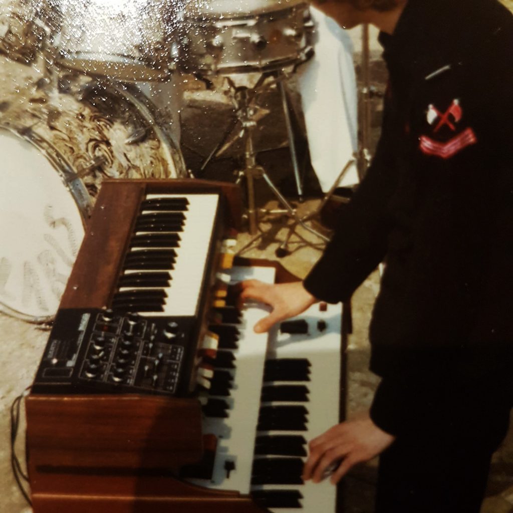 Frank Wuggenig plays a Roland SH1000 and Italian organ