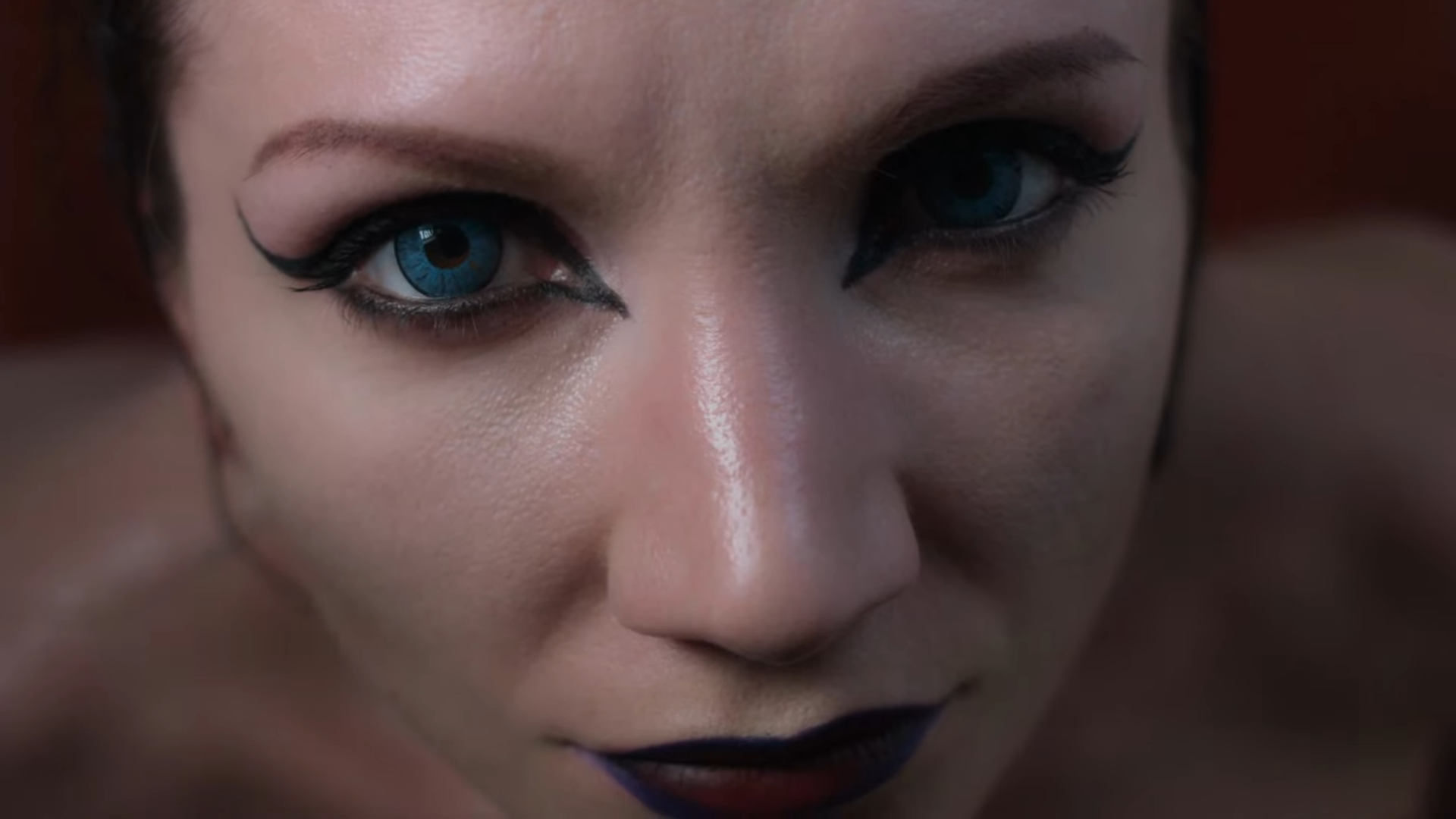 Image of the mysterious femme fatale from Meersein's new video "Haunting"